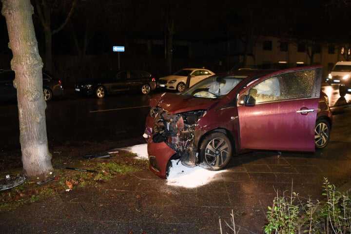 Nach dem Unfall habe dien Frau das Auto verlassen und Hilfe holen können.