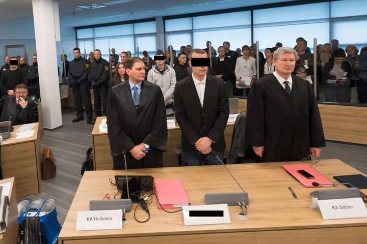 Blick auf die Anklagebänke: Zwei der Angeklagten mit ihren Verteidigern.