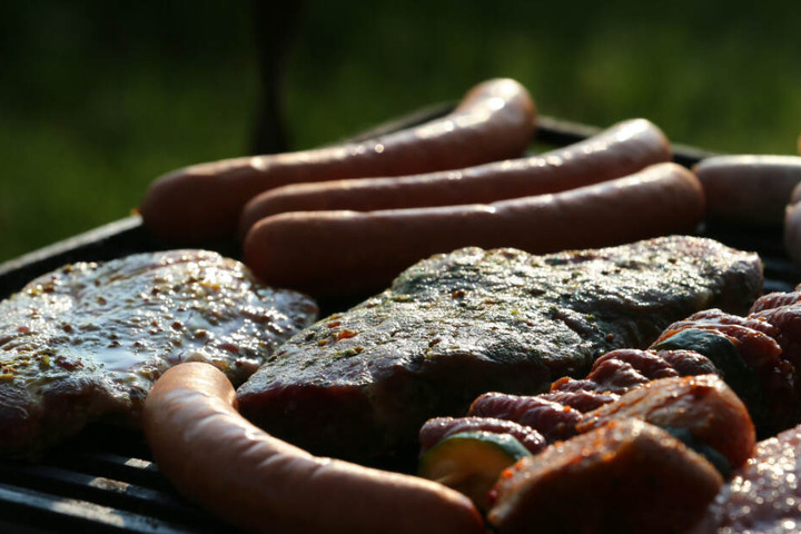 Die Forscher untersuchen die Abgase, die beim Grillen entstehen.