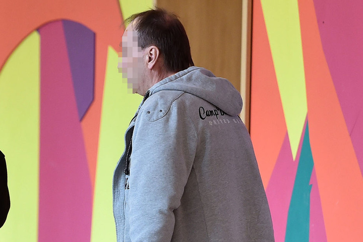 Ronald K. (52) kann auch heute seinen Zeigefinger nicht vollständig
beugen.