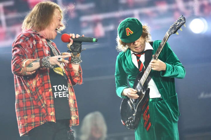 2016 gemeinsam in der Leipziger Red Bull Arena: Guns-N'-Roses-Sänger Axl Rose (l.), der für den erkrankten Brian Johnson bei AC/DC einsprang und mit Gitarrist Angus Young (r.) die Bühne rockte.