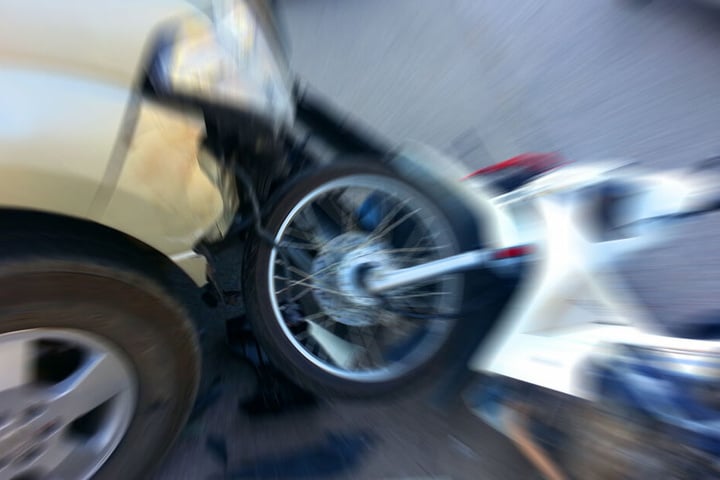 Ein 16 Jahre alter Motorradfahrer ist im Erzgebirgskreis von einem Autofahrer angefahren und schwer verletzt worden. (Symbolbild)