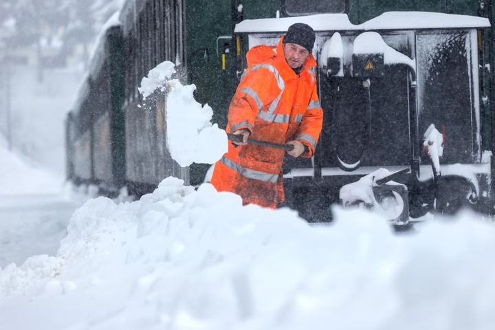 Nach 40 cm Neuschnee: Andreas Deutscher (46) hält die Weichen frei. Der Betrieb der Fichtelbergbahn ist eingestellt.