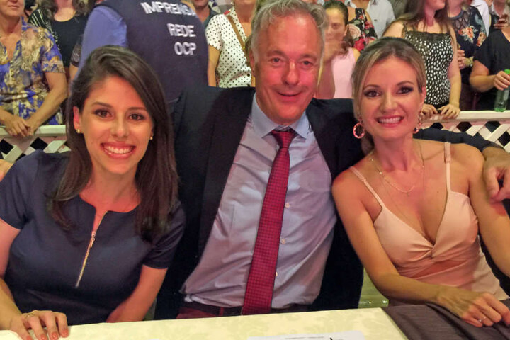 Der Macho umgibt sich gerne mit schönen Frauen.