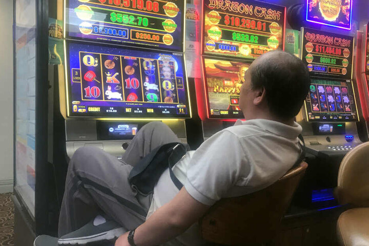 Bislang können sich Spieler in Baden-Württemberg nur für einzelne Spielhallen sperren lassen. (Symbolbild)