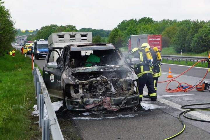 Die Feuerwehr konnte den Brand löschen, der Fahrer wurde in ein Krankenhaus gebracht.