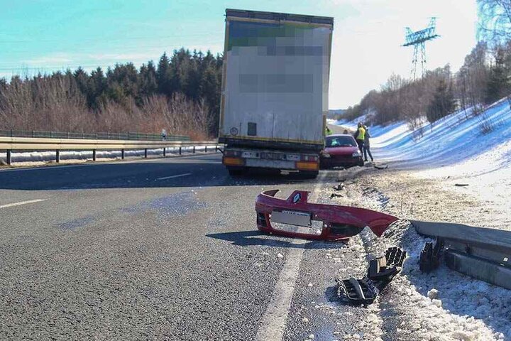 Der Clio krachte in einen Laster.
