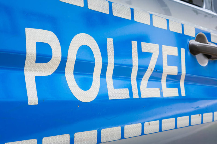 Die Beamten behielten den Führerschein der Falschfahrerin direkt ein (Symbolbild).