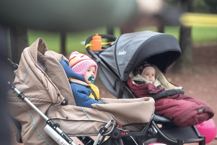 Da die Mütter meist direkt mit oder am Kinderwagen trainieren, kommt bei den
Kleinsten nur selten Langeweile auf.
