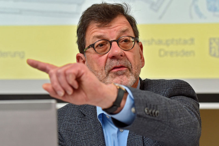 Dresdens Straßen- und Tiefbauamtschef Reinhard Koettnitz (61) muss wohl zwei
Millionen Euro fürs Schlaglochflicken ausgeben.