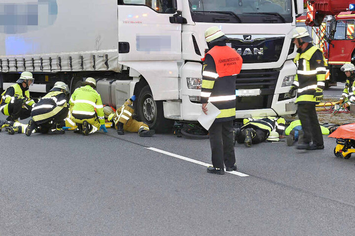 Rettungskräfte mussten ein eingeklemmtes Mädchen nach einem Unfall in München befreien.