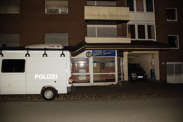 Die dreijährige Tochter der Familie öffnete die Wohnungstür.
