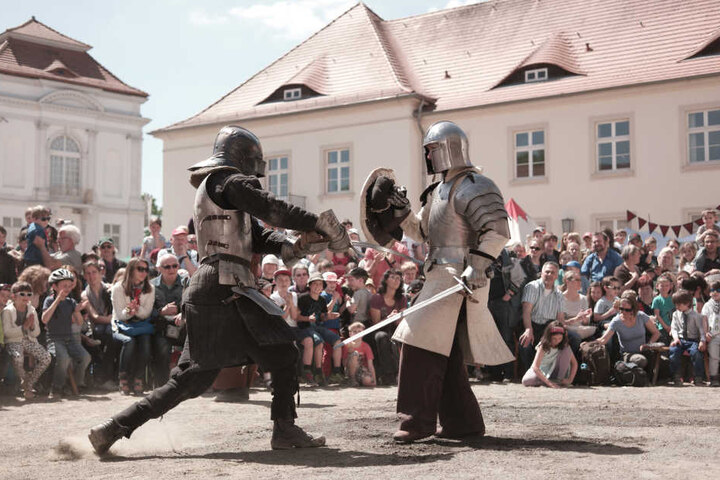Auf der Leuchtburg werden die Ritter die Schwerter kreuzen.