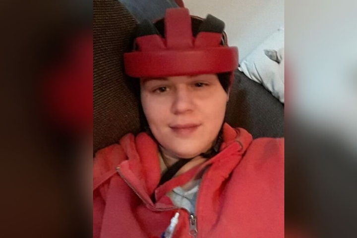 Einen Kopfschutzhelm könnte die Vermisste tragen.