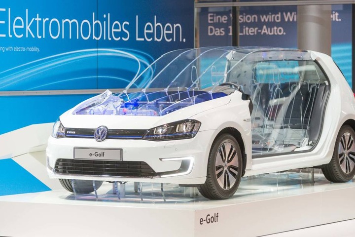 Da ist das Elektro-Ding: In der Gläsernen Manufaktur hängt bereits die erste
Karosserie für den neuen VW „e-Golf“.