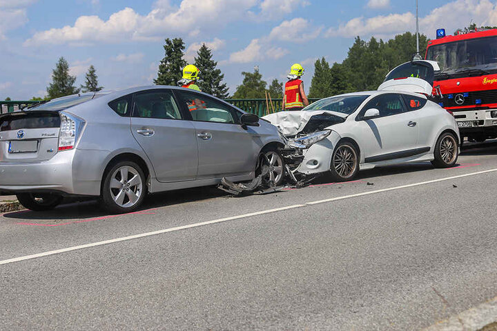 Der Toyota war in den Gegenverkehr geraten und frontal in den Renault gekracht.