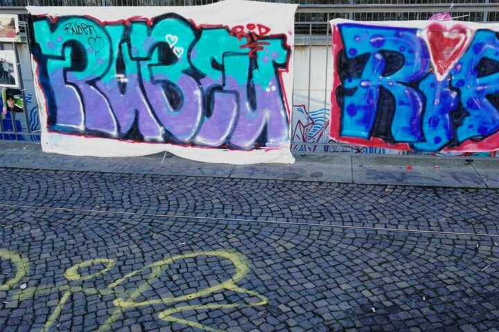 Sogar ein großes Graffiti auf einer Decke wurde für den 16-Jährigen am Geländer angebracht.