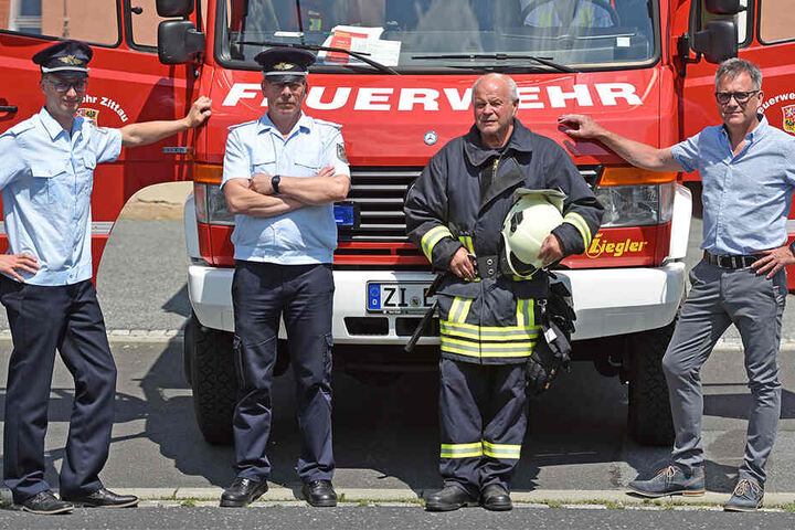 Appell an die Bürger: Der Eichgrabener Wehrleiter Daniel Wobser (30, v.l.) bittet mit Zittaus Vize-Stadtwehrleiter Hartmut Riehmer (50), Kamerad Christian Möse (67) und Ortsbürgermeister Sven Ehrig (50) um Hilfe.