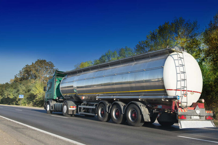 Tanklastwagen mit Sprit oder Heizöl können innerhalb von Nordrhein-Westfalen ab sofort auch sonntags fahren (Symbolbild).
