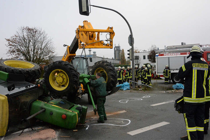 Ein Abschleppdienst richtete den Trecker wieder auf, bevor er abtransportiert wurde.