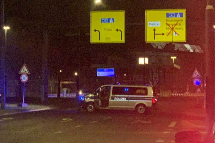 Die Polizei hat die Zufahrt zur Carolabrücke gesperrt.