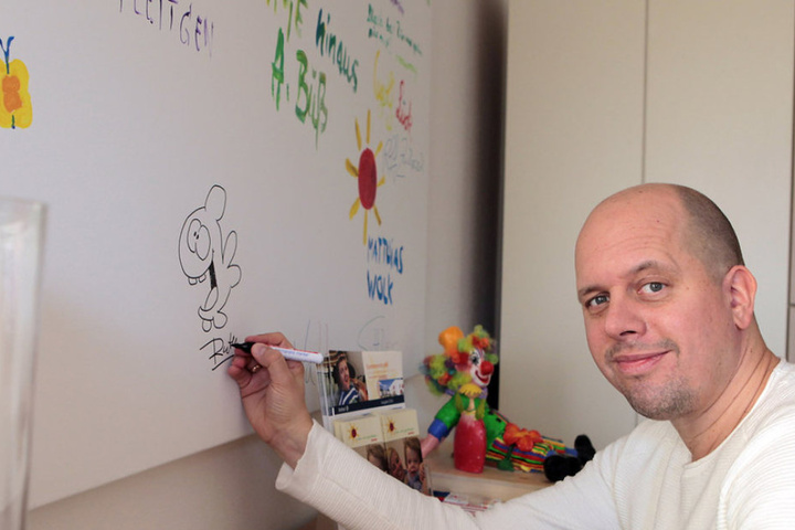 Am Ende verewigte sich Ralph Ruthe auch noch auf der Besuchertafel des Hospizes.