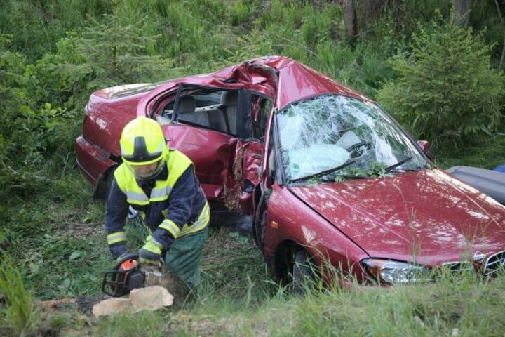 Die Feuerwehr musste die beiden Insassen aus dem Wagen holen.