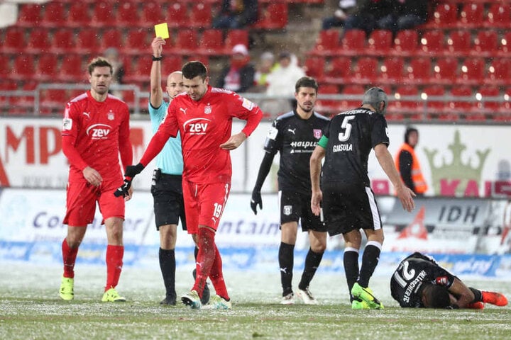 Schiri Nicolas Winter (M.) schickt Davy Frick (r.) mit der zweiten Gelben Karte vom Feld, kurz darauf rastet der FSV-Kicker aus.