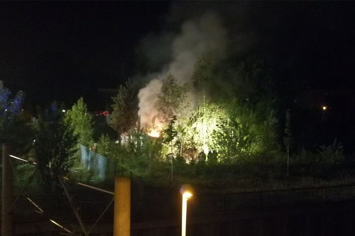 Auf dem Gelände zwischen den Bahngleisen und der Distillery brannte eine Baracke.