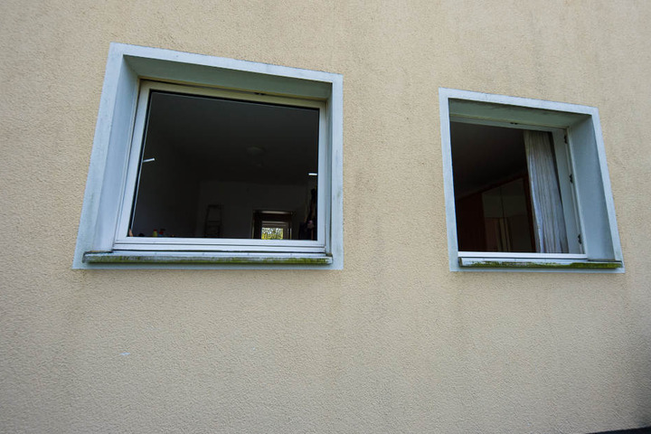 Die Einsatzkräfte schlugen das Küchenfenster ein, um in die Wohnung zu gelangen.