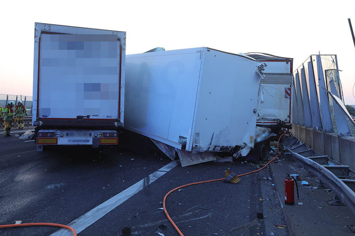 Zwei Lkw waren in den Unfall verwickelt. Beide wurde schwer beschädigt.