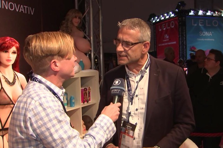 MDR-Reporter Jan Weskott und RS-Dolls Hersteller Manfred Scholand.