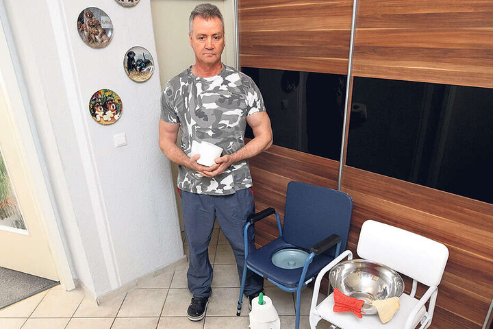 Frank Zabel (60) neben dem WC-Ersatz der Familie: diesem Toiletten-Stuhl.