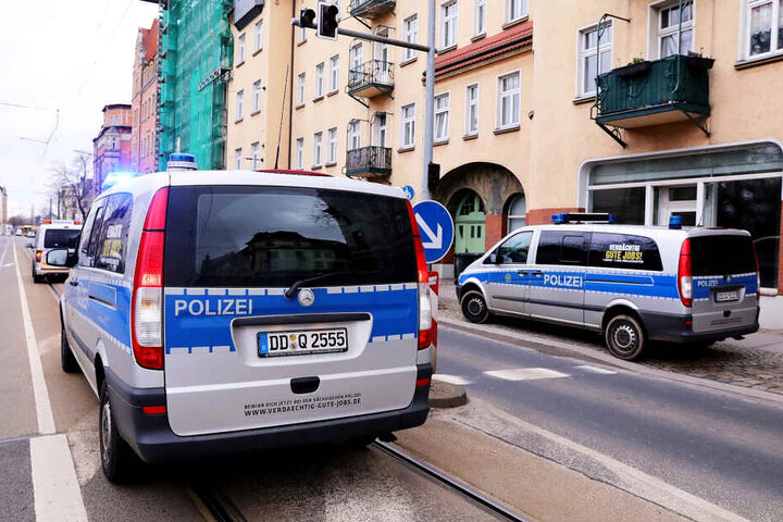 DVB-Dispatcher und Polizeibeamte bemühten sich, eine Straßensperre zu vermeiden.