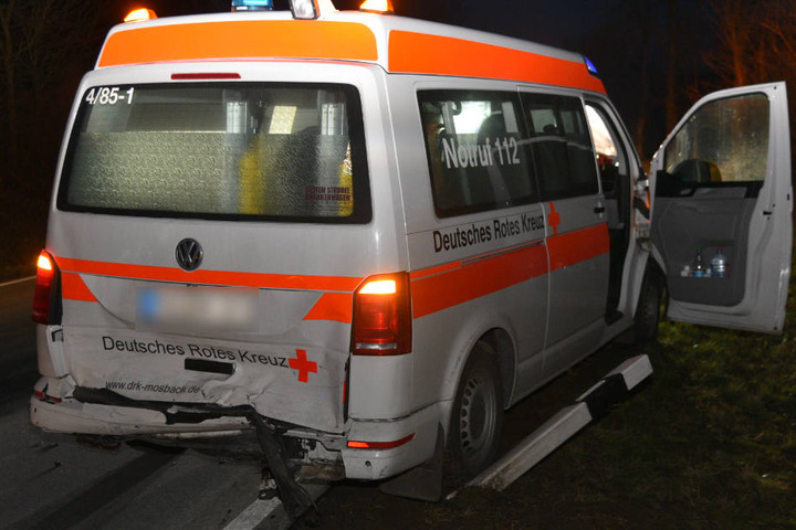 Die beiden Sanitäterinnen im Krankenwagen erlitten bei dem Crash leichte Verletzungen.