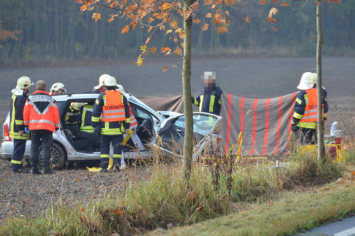 Die Feuerwehr beim Versuch, Personen aus dem Ford Focus zu befreien.