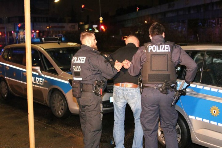 Die Polizei ließ den zwischenzeitlich festgenommenen Mann nach der Tatort-Aufnahme wieder frei.