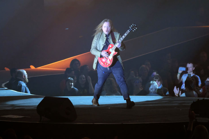 Joey Kelly rockt die Sachsenarena. Die Tournee ist die erste der familiären Pop- und Folk-Band seit 1999.