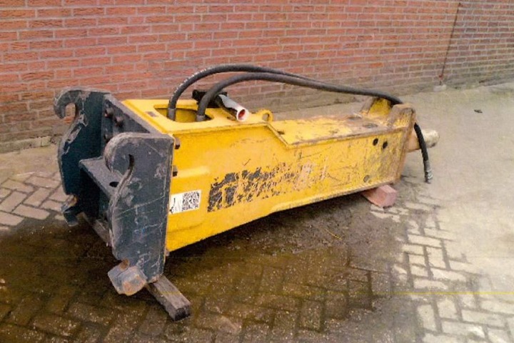 Die vier Kranteile müssen mit einem Lastwagen abtransportiert worden sein.