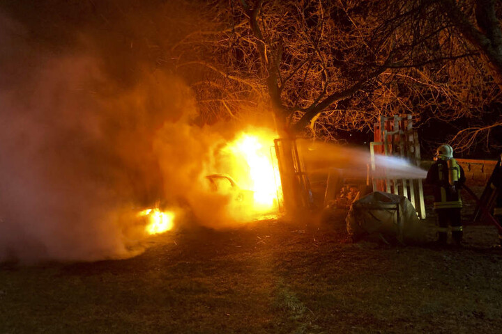 Die alarmierten Feuerwehren konnten eine weitere Ausbreitung des Feuers verhindern.