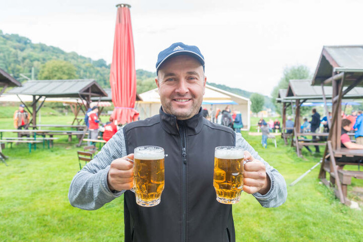 Mirko (40) in Obervogelgesang gönnt sich eine Stärkung.