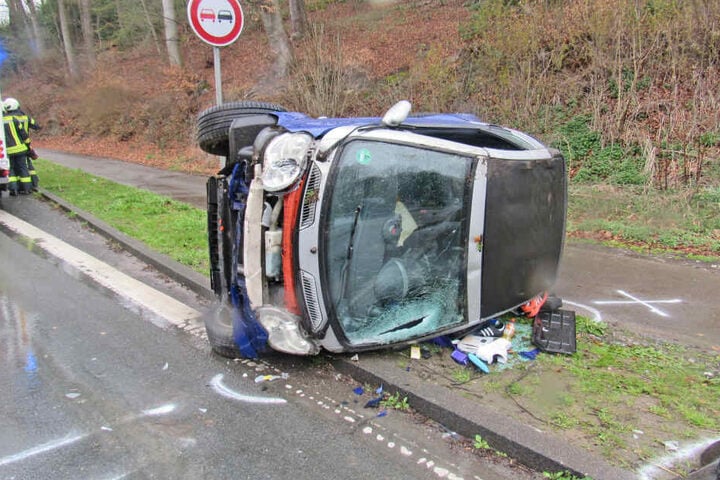 Der Smart überschlug sich bei dem Unfall.