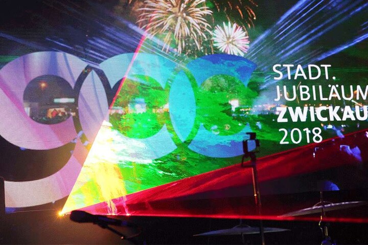 Mit dem Silvesterfeuerwerk bei der "Nacht der Nächte" am Alten Gasometer startete Zwickau in sein Jubiläumsjahr.