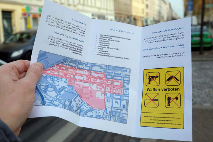 Mit solchen Flyern, die auch in arabischer Sprache abgefasst wurden, macht die Stadt auf die Waffenverbotszone aufmerksam.
