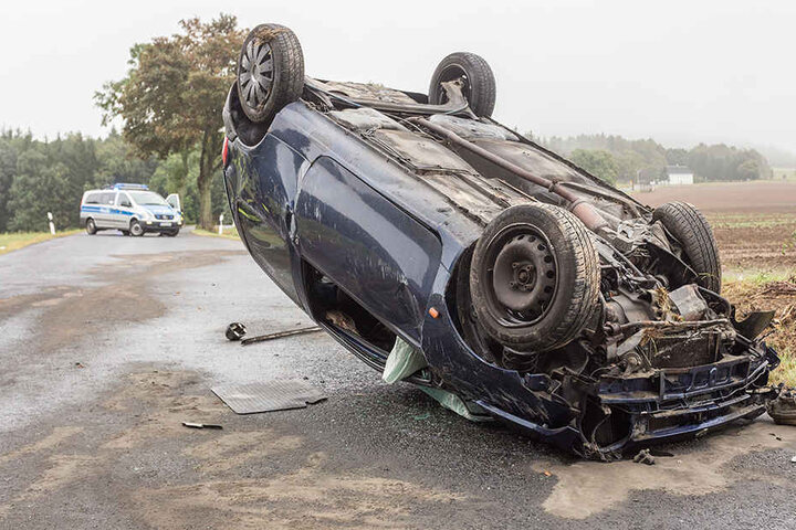 Der Renault Twingo überschlug sich und blieb auf dem Dach liegen.
