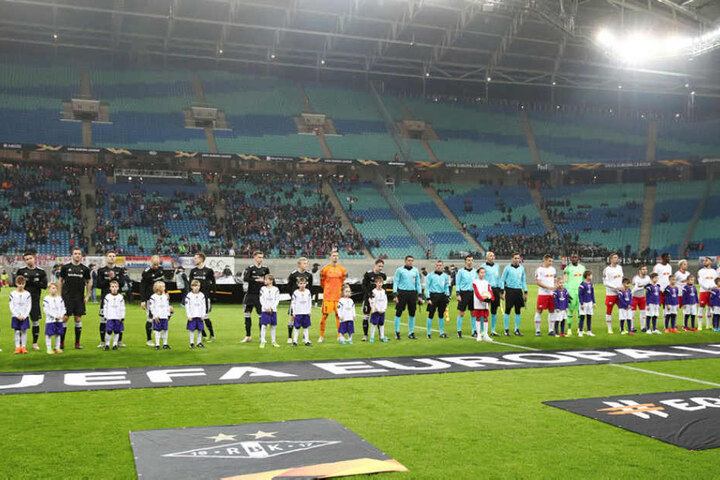 Die Red Bull Arena war mit 16.957 Zuschauern nicht mal halbvoll.
