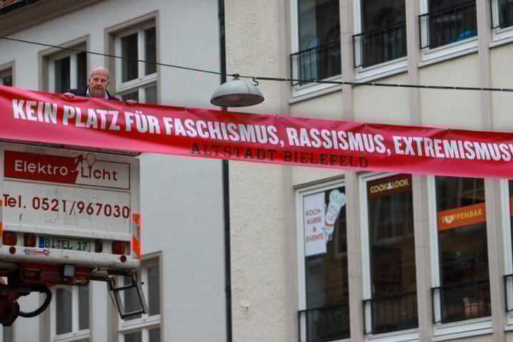 Mit diesen Bannern zeigt die Altstadt Flagge gegen den Nazi-Aufmarsch.