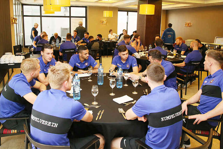 Das Training ist beendet, gleich gibt's für die Auer Kicker was zu essen.