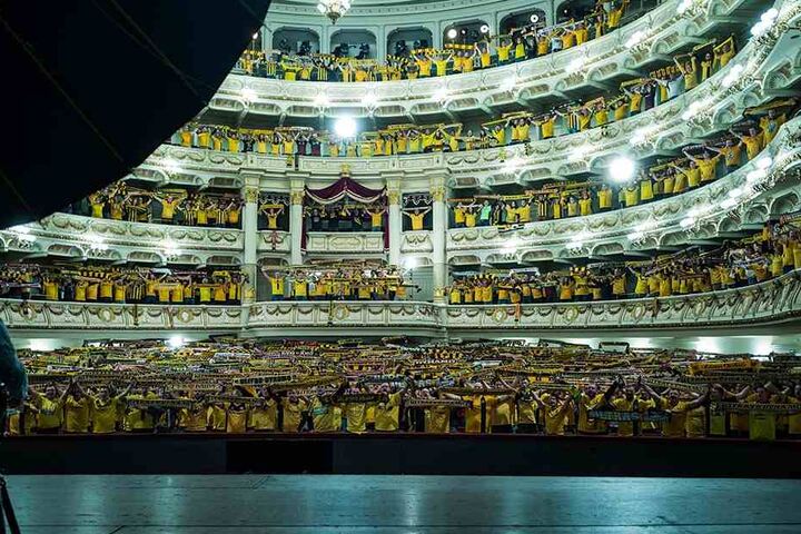 "Ausverkauftes" Haus: 1.200 Dynamo-Ultras in der Semperoper auf dem "Hugenotten"-Plakat.