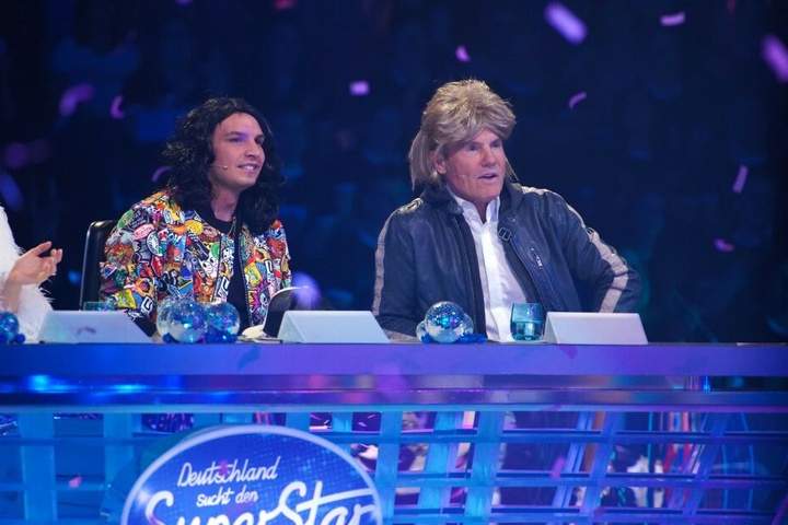 Die Juroren Pietro Lombardi und Dieter Bohlen mit "Modern Talking-Perücken".